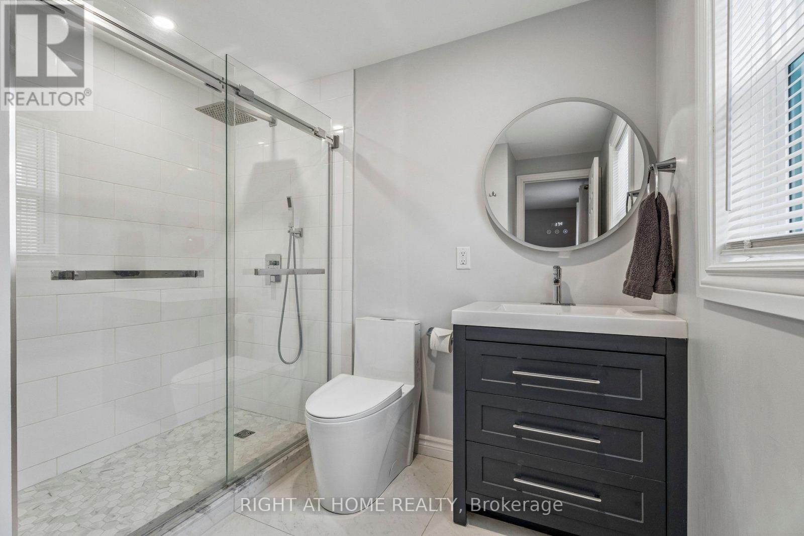 158 Zoo Park Road, Wasaga Beach, ON - Indoor Photo Showing Bathroom