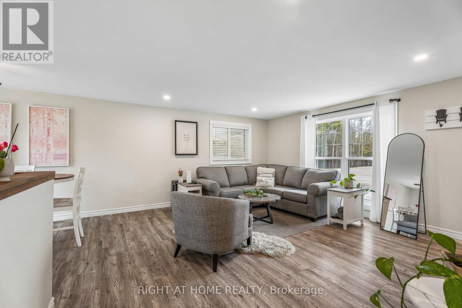 158 Zoo Park Road, Wasaga Beach, ON - Indoor Photo Showing Living Room