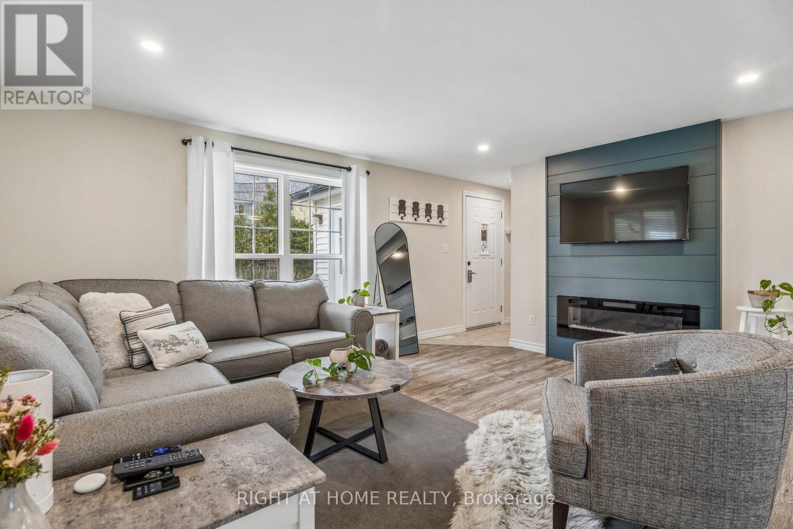 158 Zoo Park Road, Wasaga Beach, ON - Indoor Photo Showing Living Room
