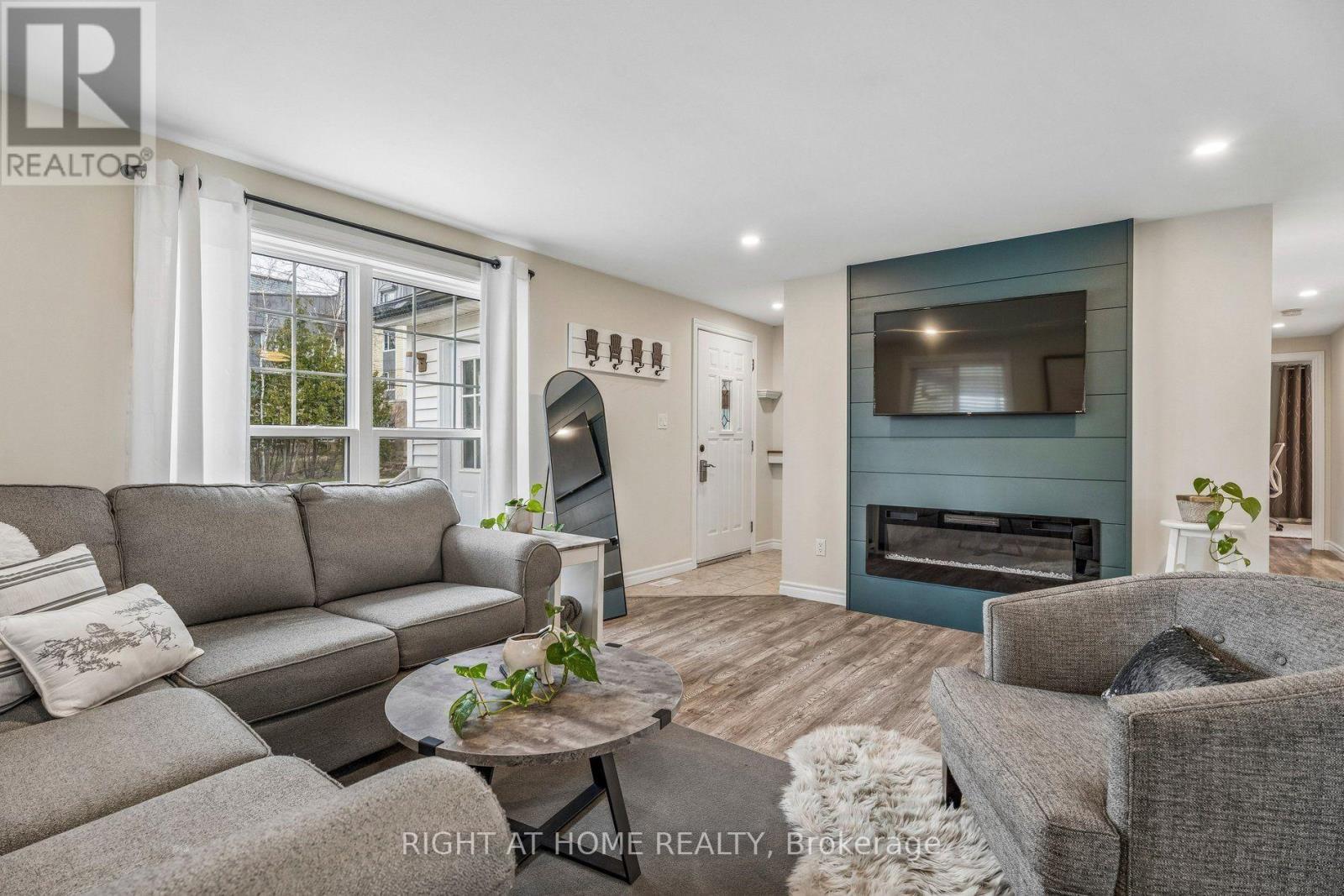 158 Zoo Park Road, Wasaga Beach, ON - Indoor Photo Showing Living Room