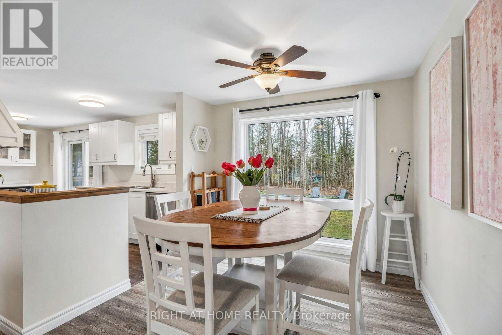 158 Zoo Park Road, Wasaga Beach, ON - Indoor Photo Showing Dining Room