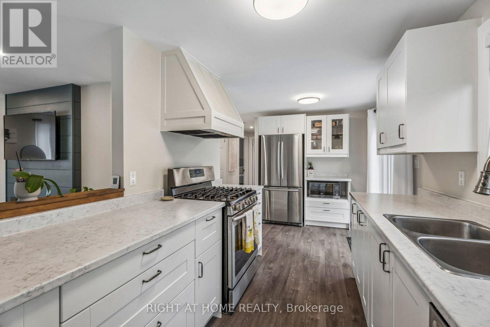 158 Zoo Park Road, Wasaga Beach, ON - Indoor Photo Showing Kitchen With Double Sink With Upgraded Kitchen