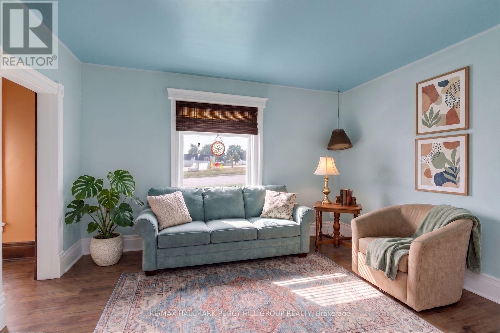 194 Mississaga Street W, Orillia, ON - Indoor Photo Showing Living Room