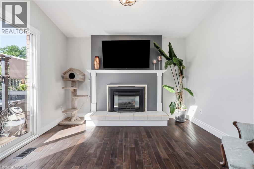25 Winter Way, Brantford, ON - Indoor Photo Showing Living Room With Fireplace