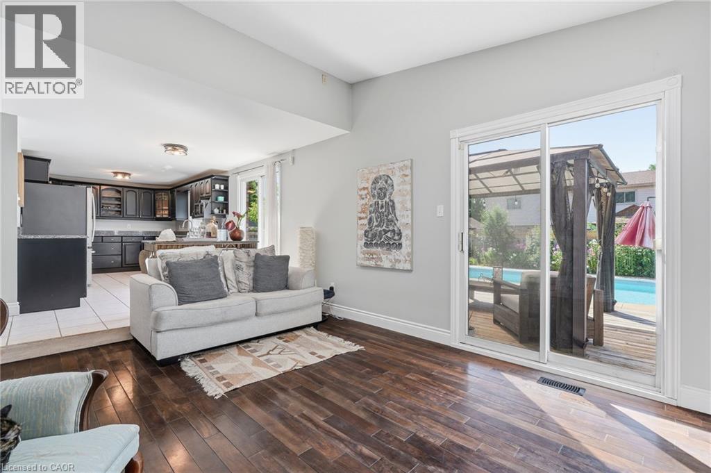 25 Winter Way, Brantford, ON - Indoor Photo Showing Living Room