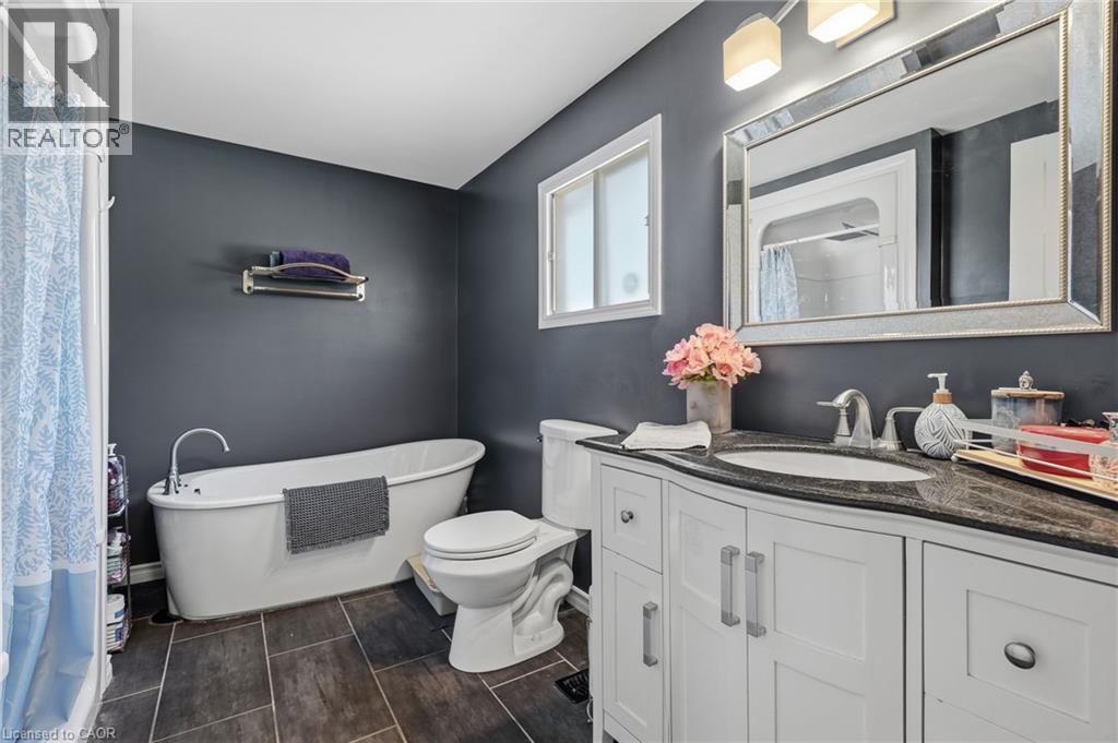 25 Winter Way, Brantford, ON - Indoor Photo Showing Bathroom