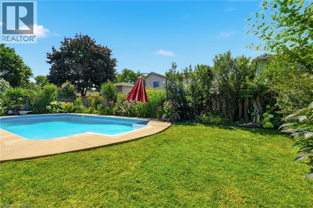 25 Winter Way, Brantford, ON - Outdoor With In Ground Pool With Backyard