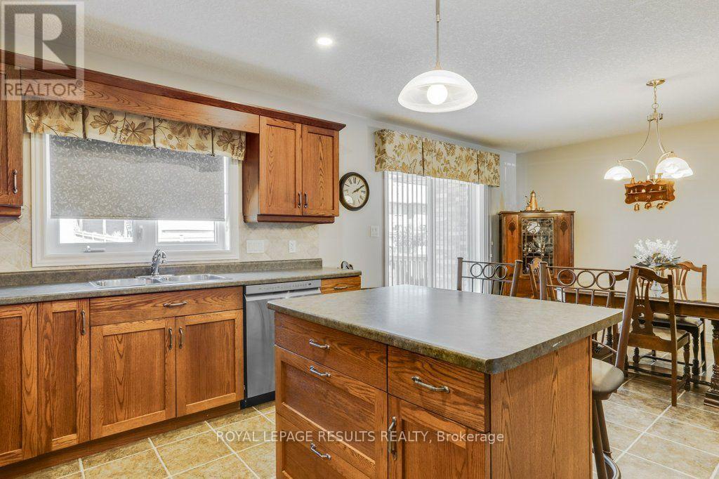 126 Glendale Drive, Tillsonburg, ON - Indoor Photo Showing Kitchen With Double Sink