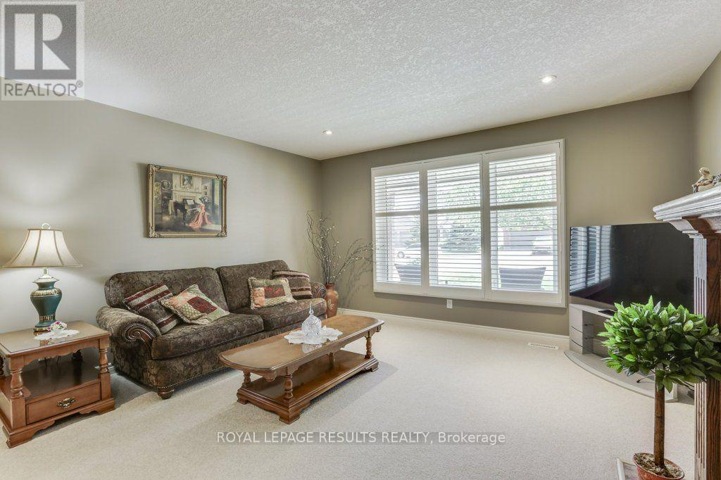 126 Glendale Drive, Tillsonburg, ON - Indoor Photo Showing Living Room