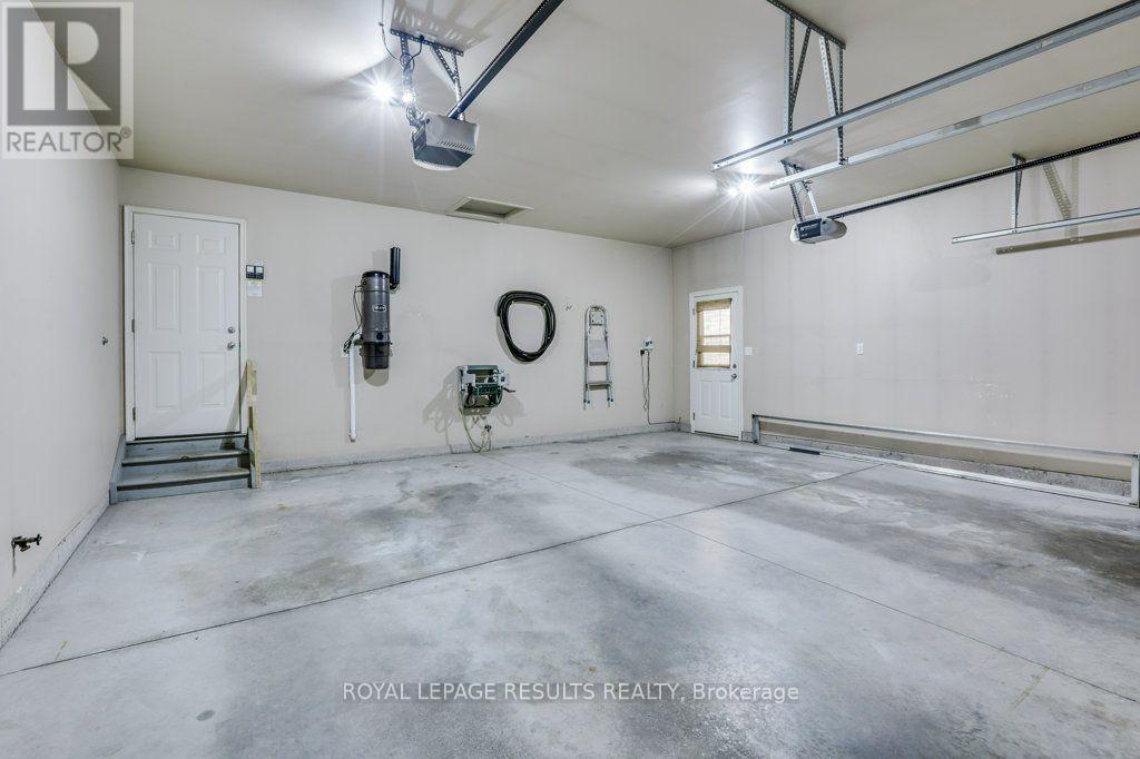 126 Glendale Drive, Tillsonburg, ON - Indoor Photo Showing Garage