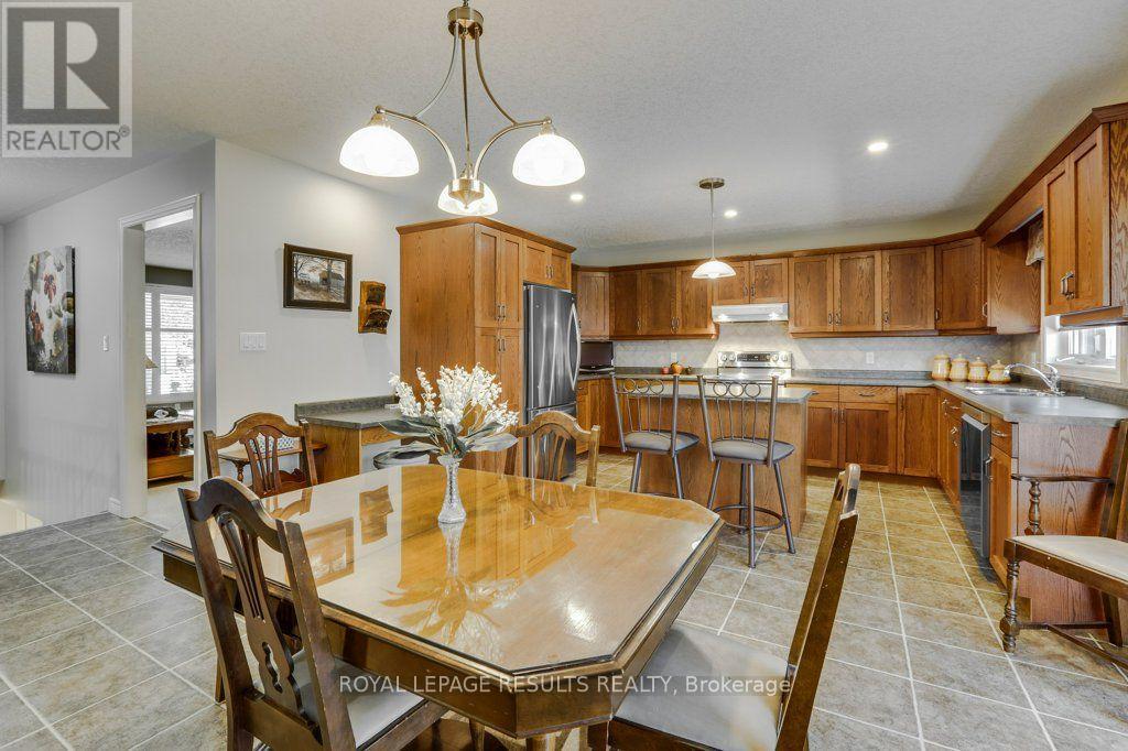 126 Glendale Drive, Tillsonburg, ON - Indoor Photo Showing Dining Room