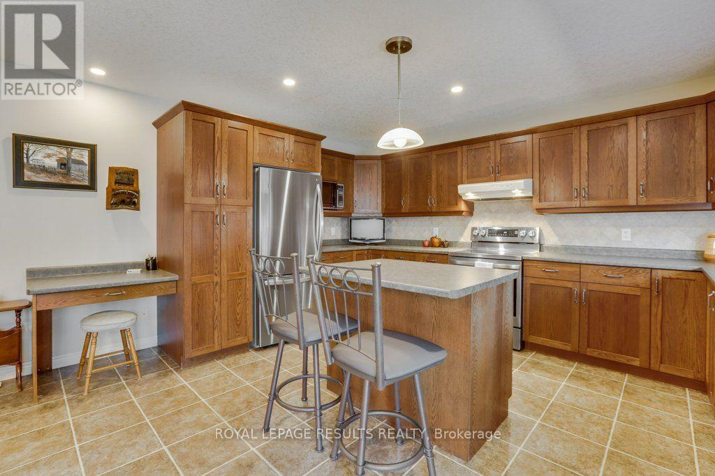 126 Glendale Drive, Tillsonburg, ON - Indoor Photo Showing Kitchen
