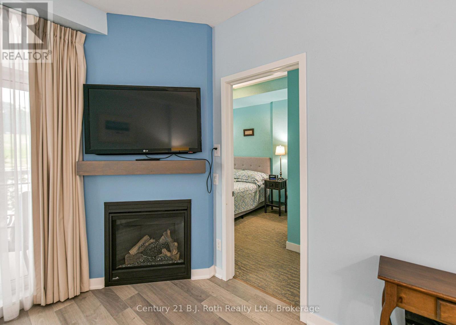 Gas fireplace - Suite 206 - 40 Horseshoe Boulevard, Oro-Medonte (Horseshoe Valley), ON - Indoor Photo Showing Living Room With Fireplace