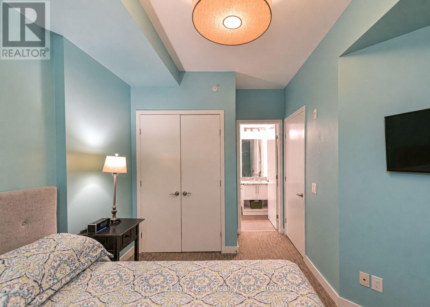 Alternate angle - Suite 206 - 40 Horseshoe Boulevard, Oro-Medonte (Horseshoe Valley), ON - Indoor Photo Showing Bedroom