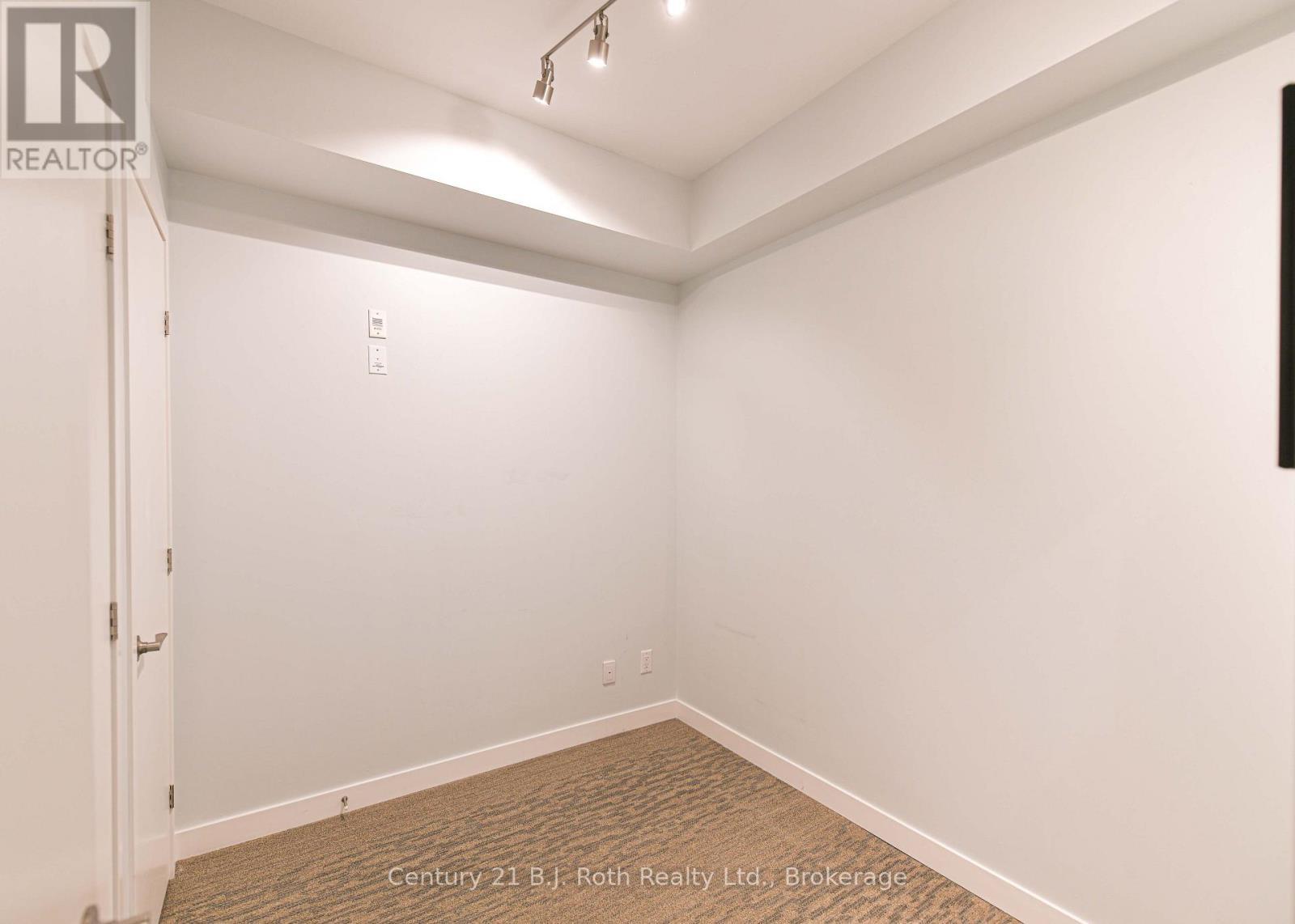 Den/guest room - Suite 206 - 40 Horseshoe Boulevard, Oro-Medonte (Horseshoe Valley), ON - Indoor Photo Showing Other Room