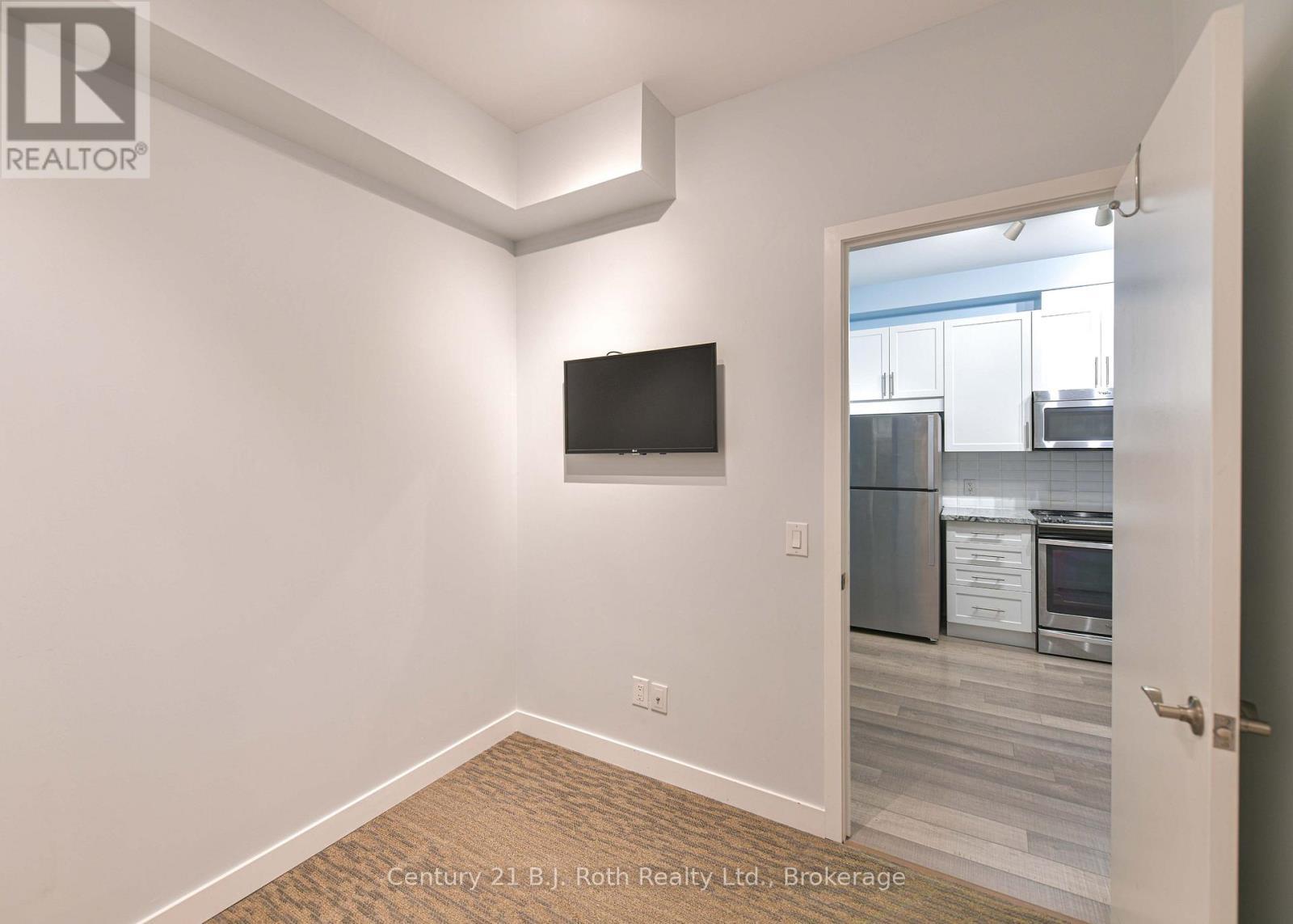 Alternate angle - Suite 206 - 40 Horseshoe Boulevard, Oro-Medonte (Horseshoe Valley), ON - Indoor Photo Showing Other Room