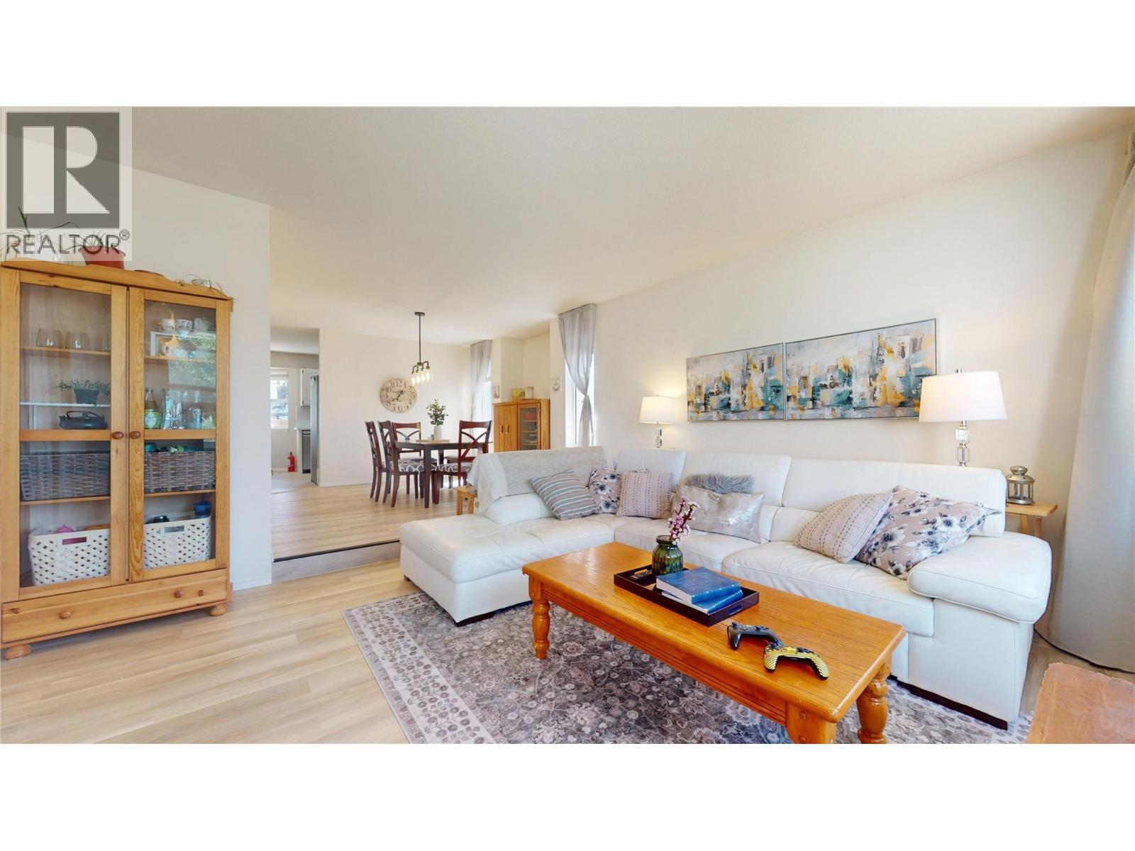 504 30Th Avenue S, Cranbrook, BC - Indoor Photo Showing Living Room