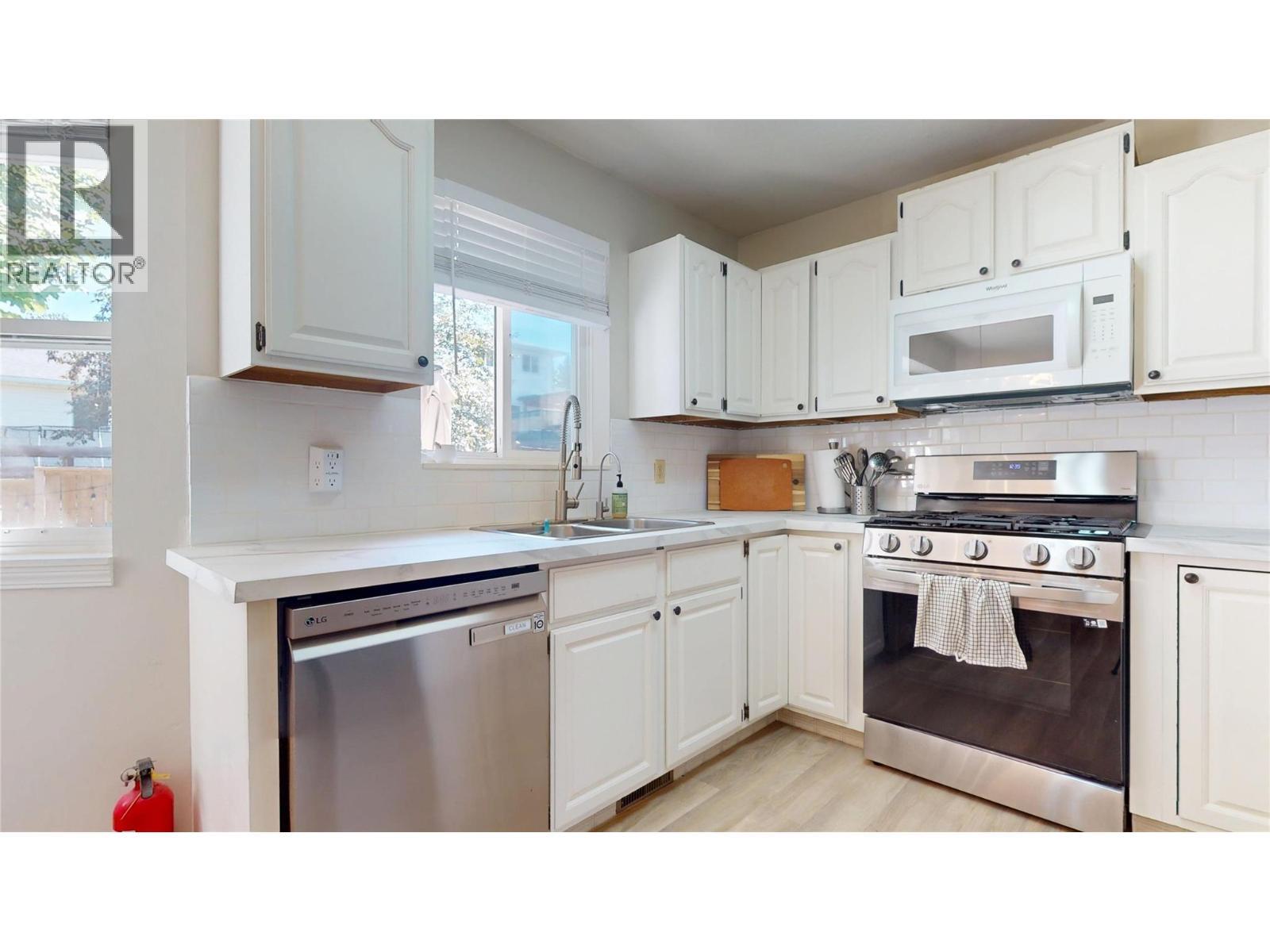 504 30Th Avenue S, Cranbrook, BC - Indoor Photo Showing Kitchen