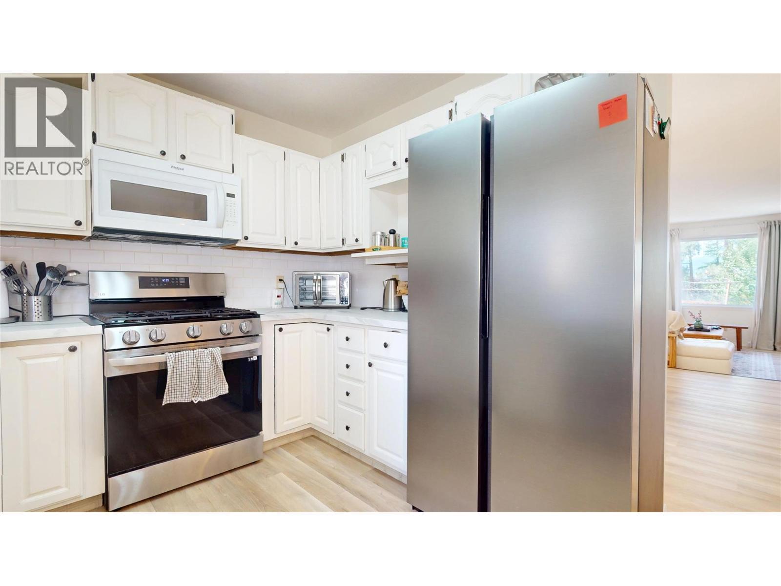 504 30Th Avenue S, Cranbrook, BC - Indoor Photo Showing Kitchen