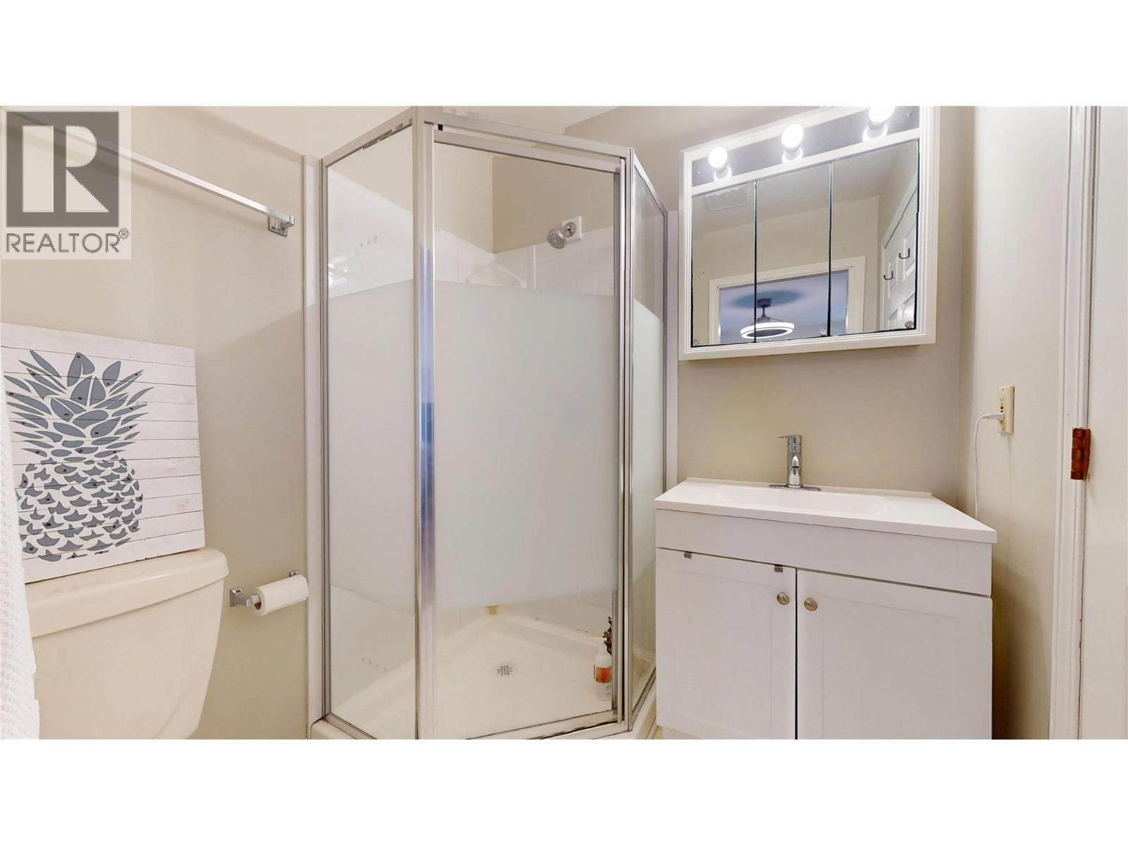 504 30Th Avenue S, Cranbrook, BC - Indoor Photo Showing Bathroom