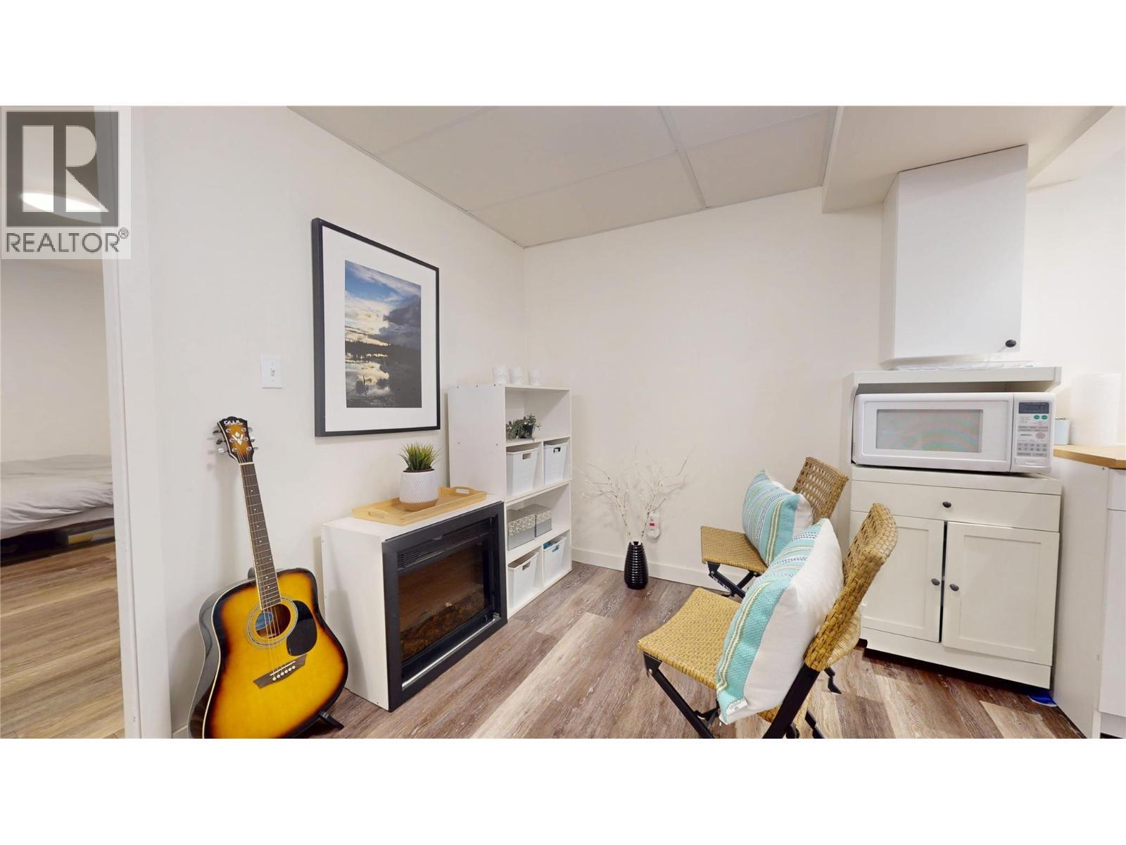 504 30Th Avenue S, Cranbrook, BC - Indoor With Fireplace