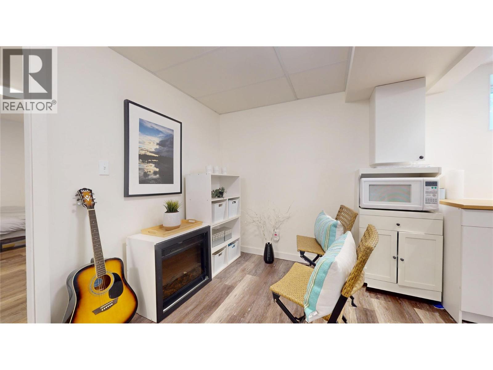 504 30Th Avenue S, Cranbrook, BC - Indoor With Fireplace