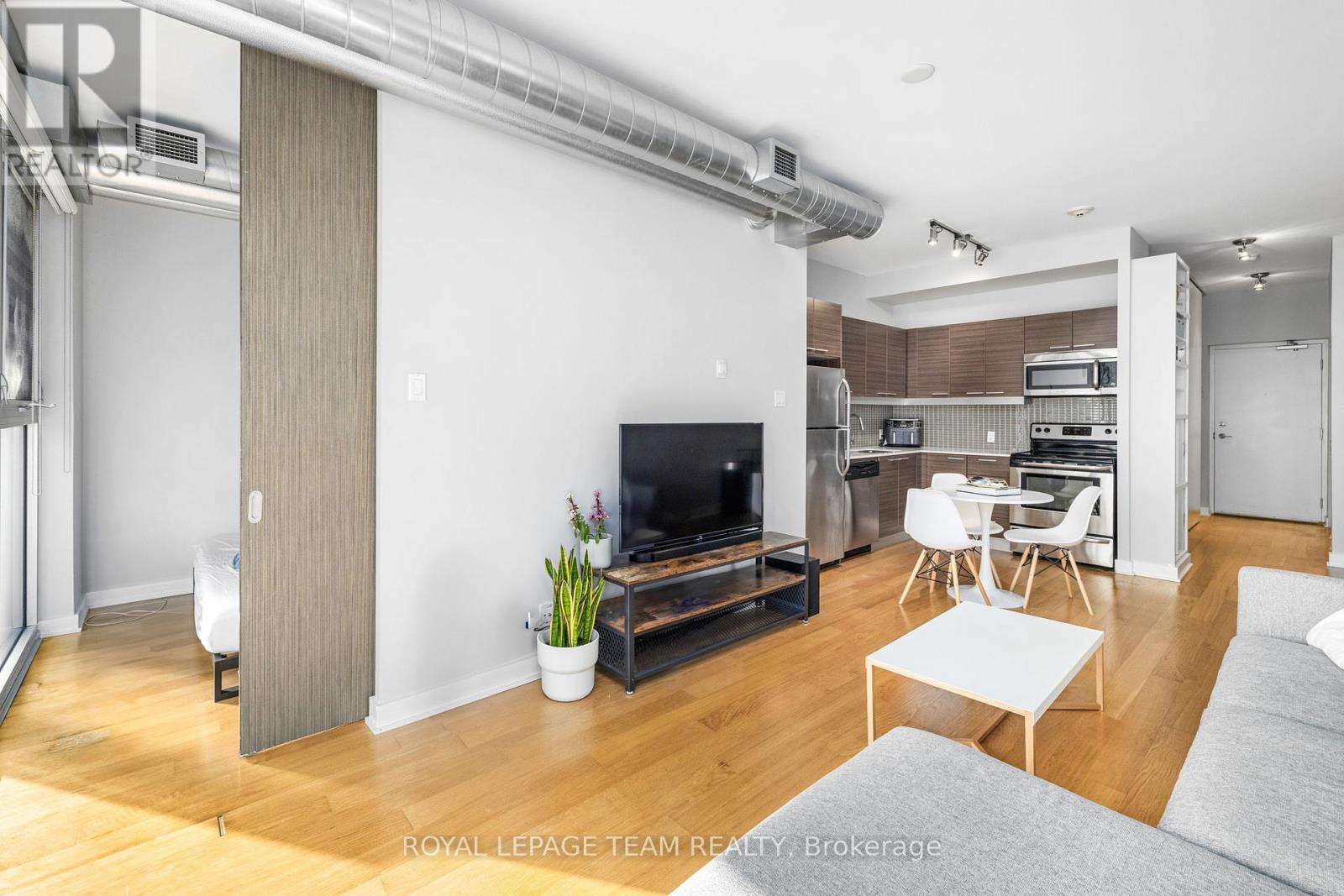 318 - 354 Gladstone Avenue, Ottawa, ON - Indoor Photo Showing Living Room