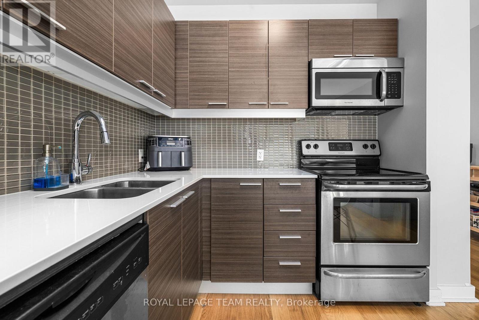 318 - 354 Gladstone Avenue, Ottawa, ON - Indoor Photo Showing Kitchen With Double Sink With Upgraded Kitchen