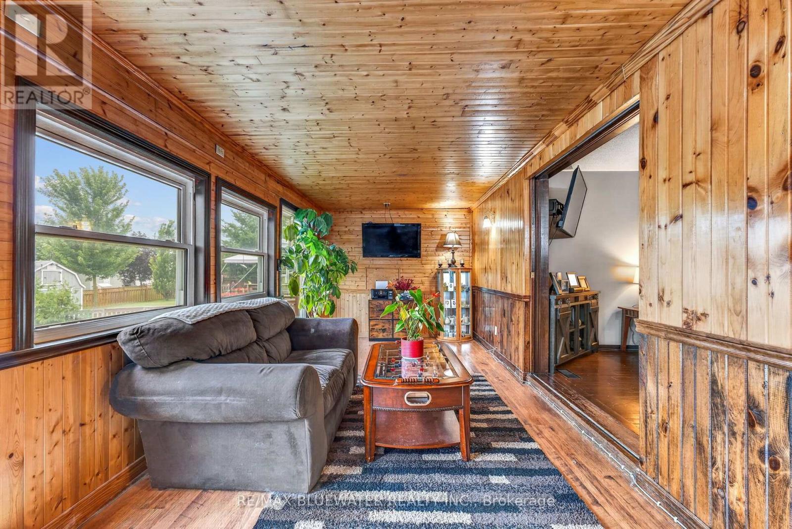 210 Hill Street, Central Huron (Clinton), ON - Indoor