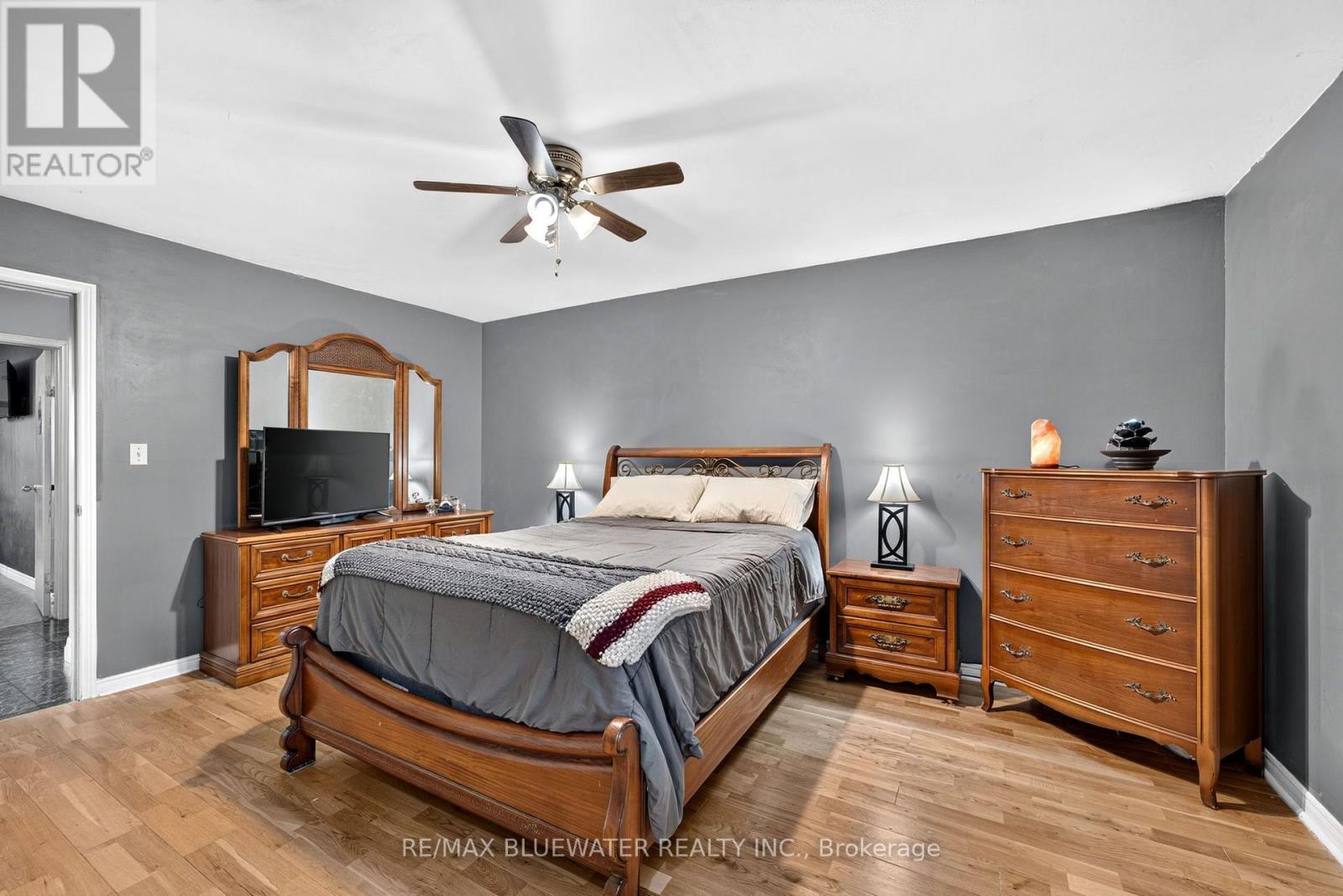 210 Hill Street, Central Huron (Clinton), ON - Indoor Photo Showing Bedroom