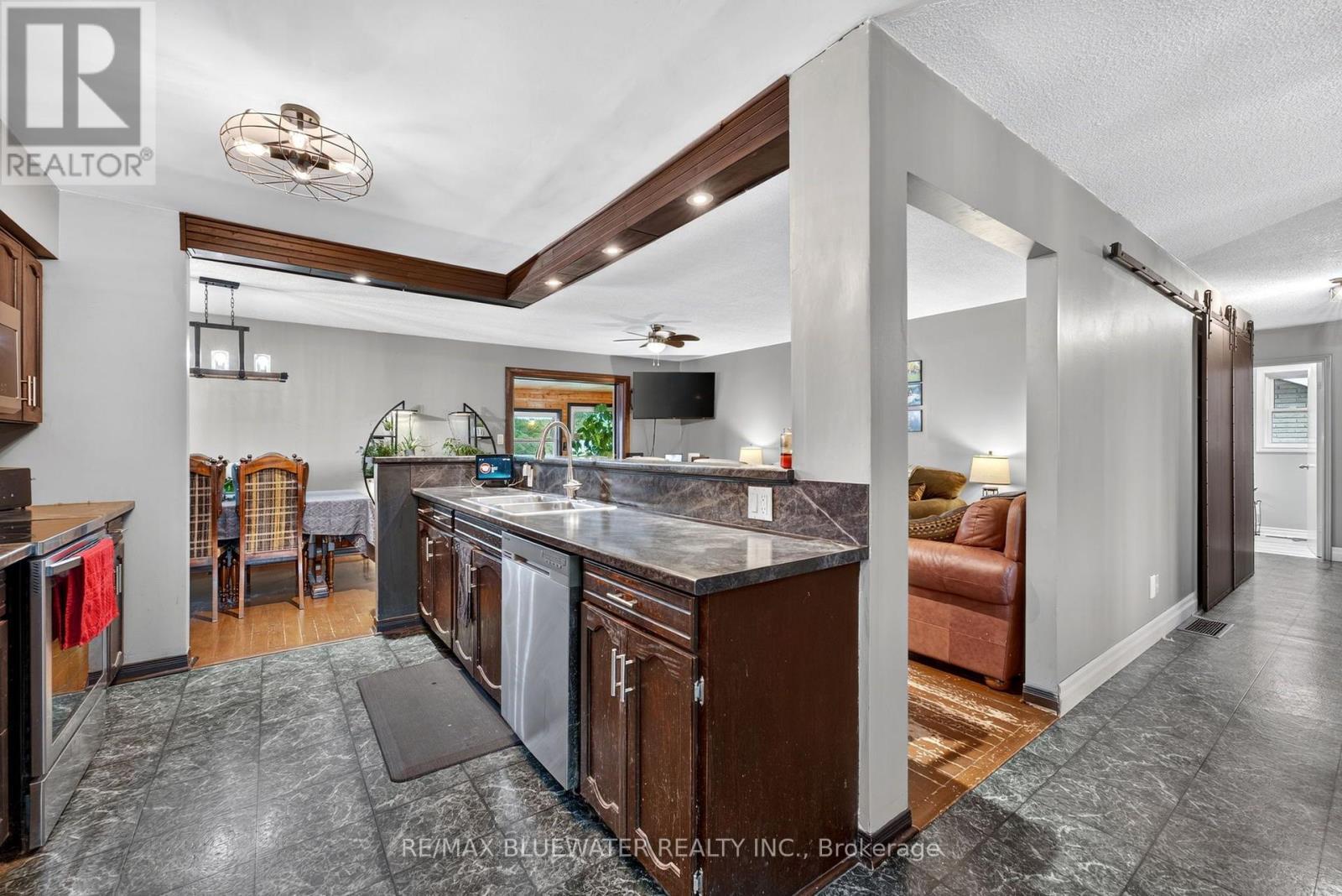 210 Hill Street, Central Huron (Clinton), ON - Indoor Photo Showing Kitchen