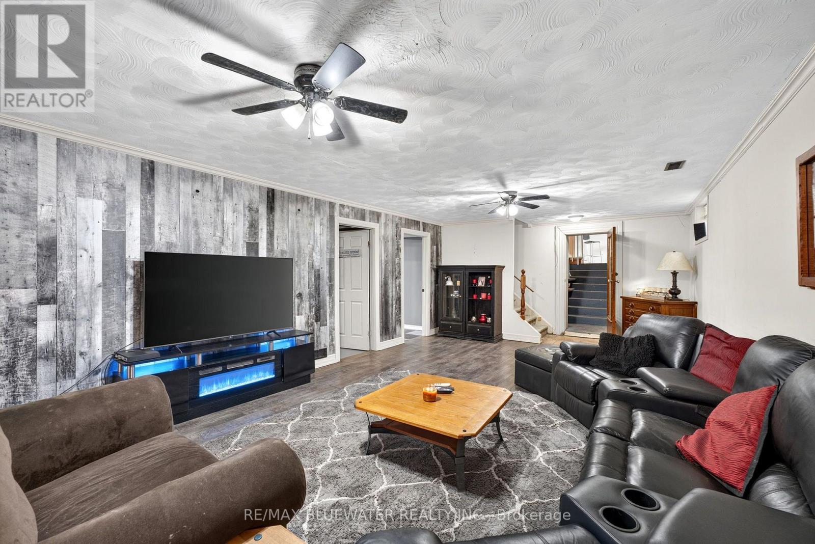 210 Hill Street, Central Huron (Clinton), ON - Indoor Photo Showing Living Room