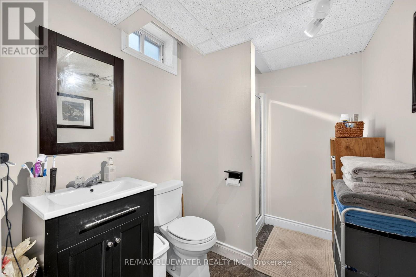 210 Hill Street, Central Huron (Clinton), ON - Indoor Photo Showing Bathroom