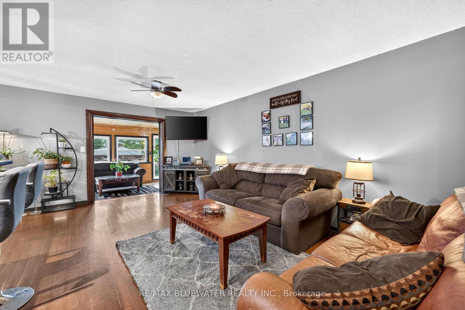 210 Hill Street, Central Huron (Clinton), ON - Indoor Photo Showing Living Room