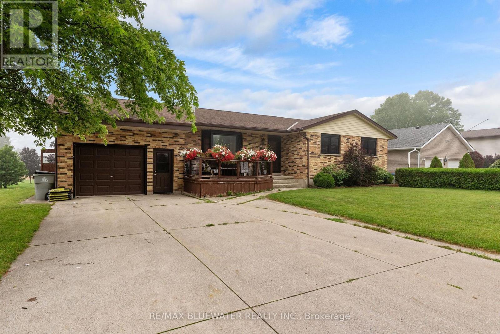 210 Hill Street, Central Huron (Clinton), ON - Outdoor