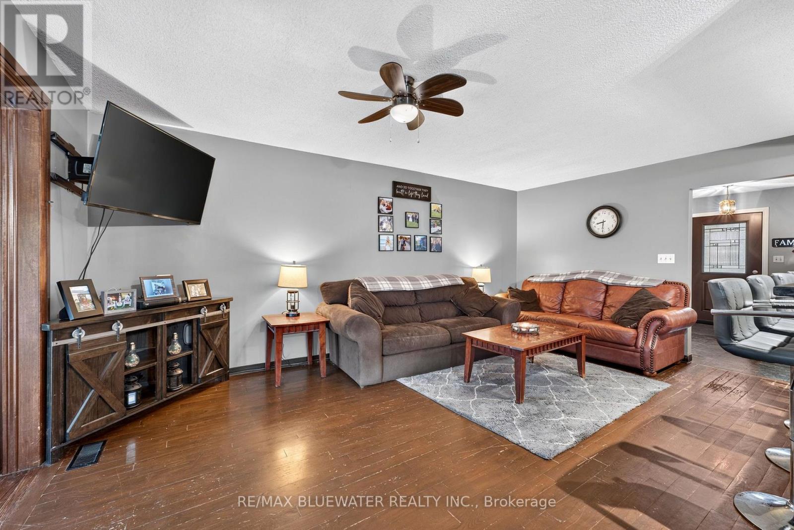 210 Hill Street, Central Huron (Clinton), ON - Indoor Photo Showing Living Room