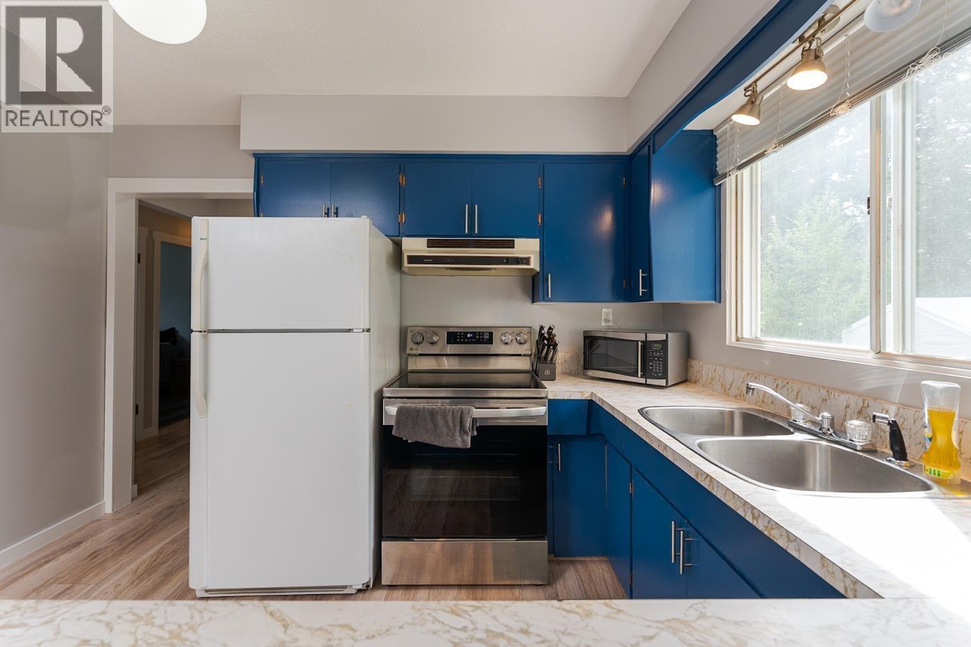4183 Weisbrod Road, Prince George, BC - Indoor Photo Showing Kitchen With Double Sink