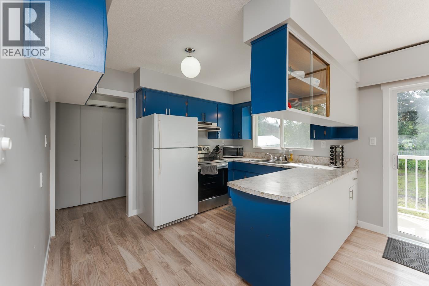 4183 Weisbrod Road, Prince George, BC - Indoor Photo Showing Kitchen With Double Sink