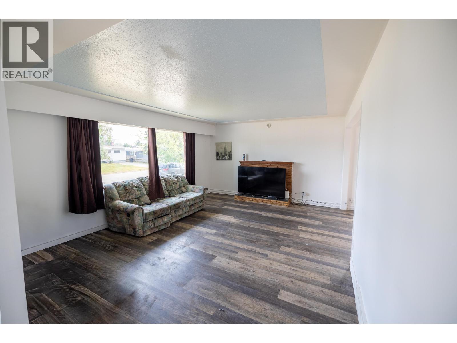 133 S Moffat Street, Prince George, BC - Indoor Photo Showing Living Room