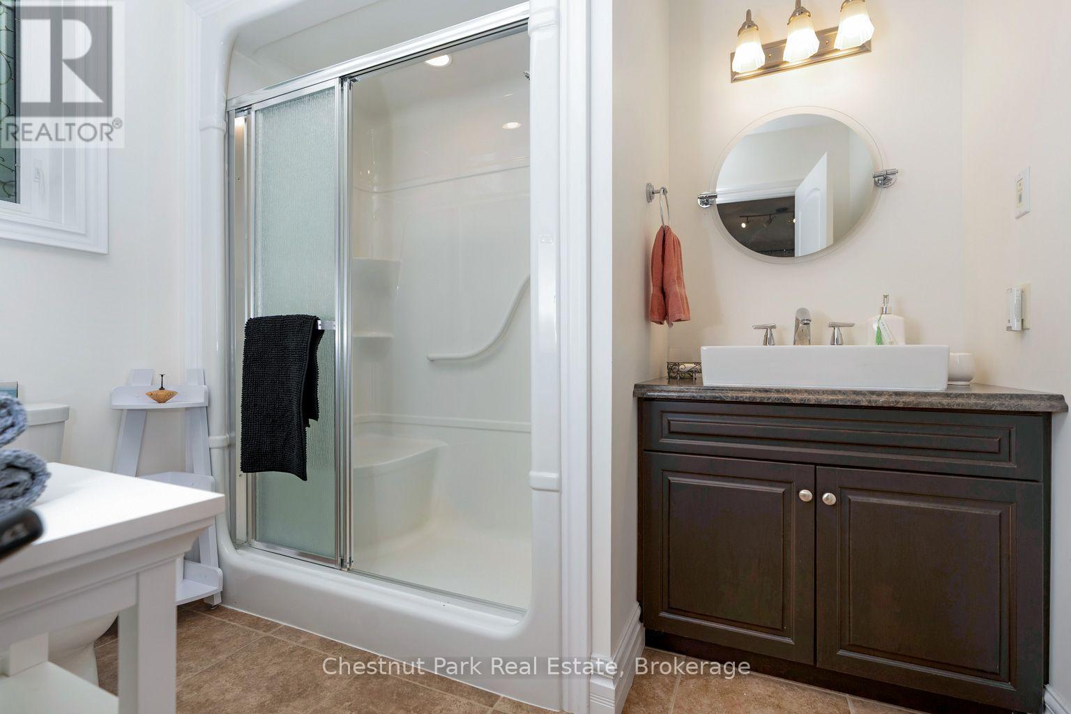 Second main level bathroom - 133 Lakeshore Road E, Blue Mountains, ON - Indoor Photo Showing Bathroom