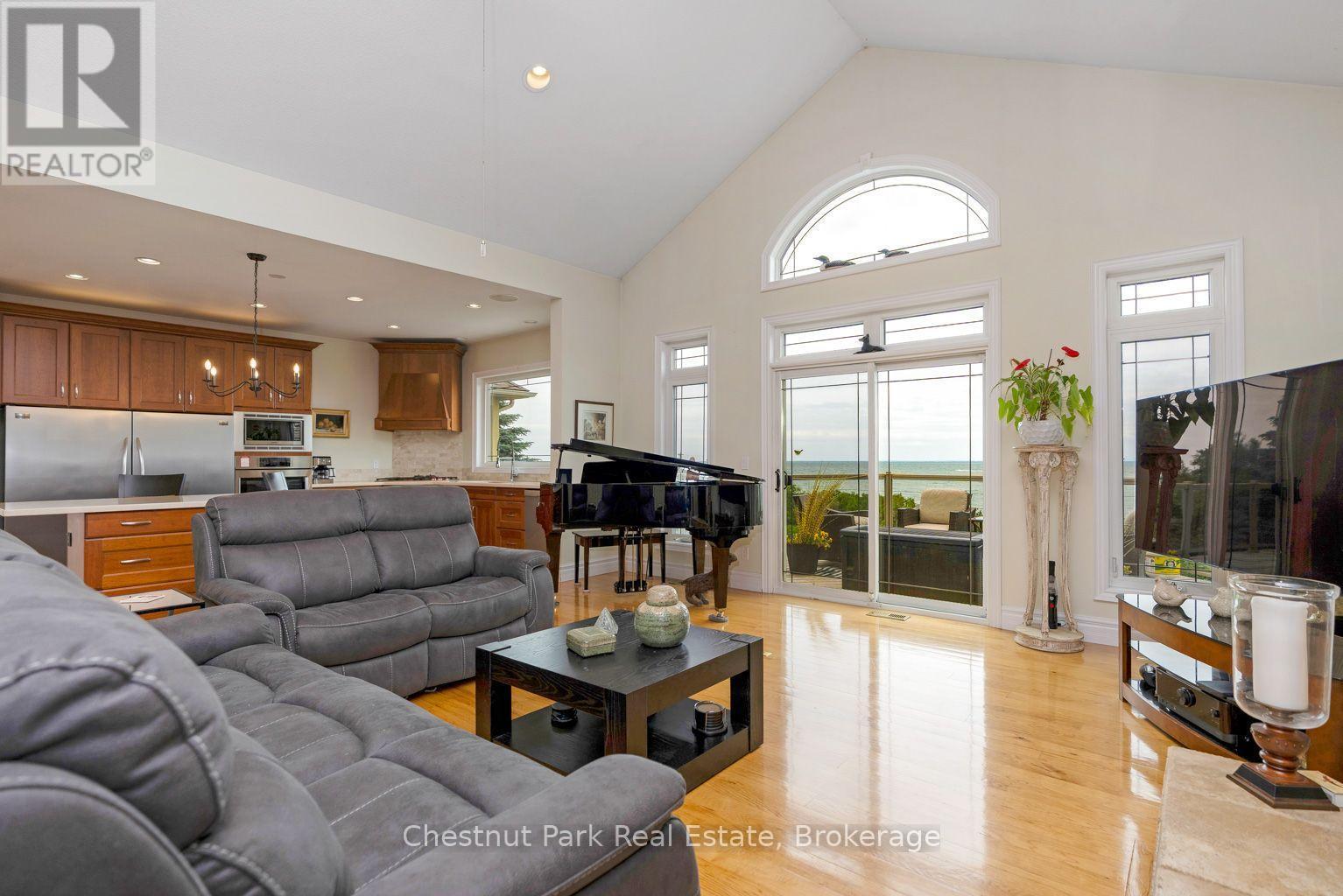Walk out to massive patio - 133 Lakeshore Road E, Blue Mountains, ON - Indoor Photo Showing Living Room