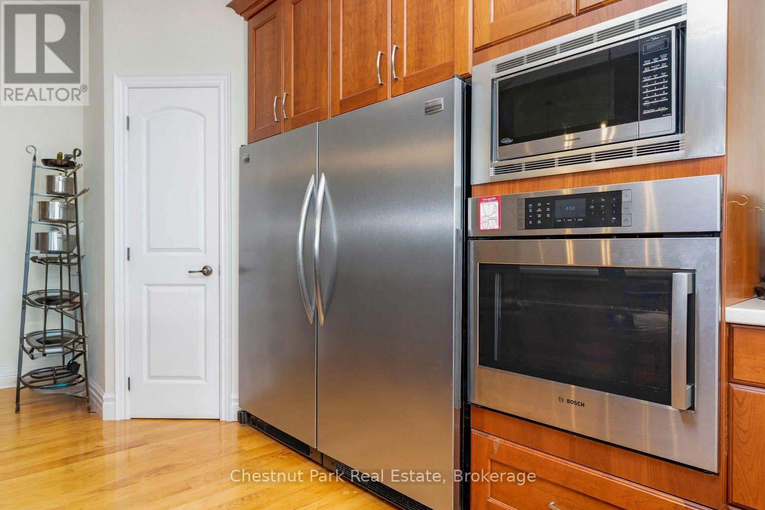 Premium appliances - 133 Lakeshore Road E, Blue Mountains, ON - Indoor Photo Showing Kitchen