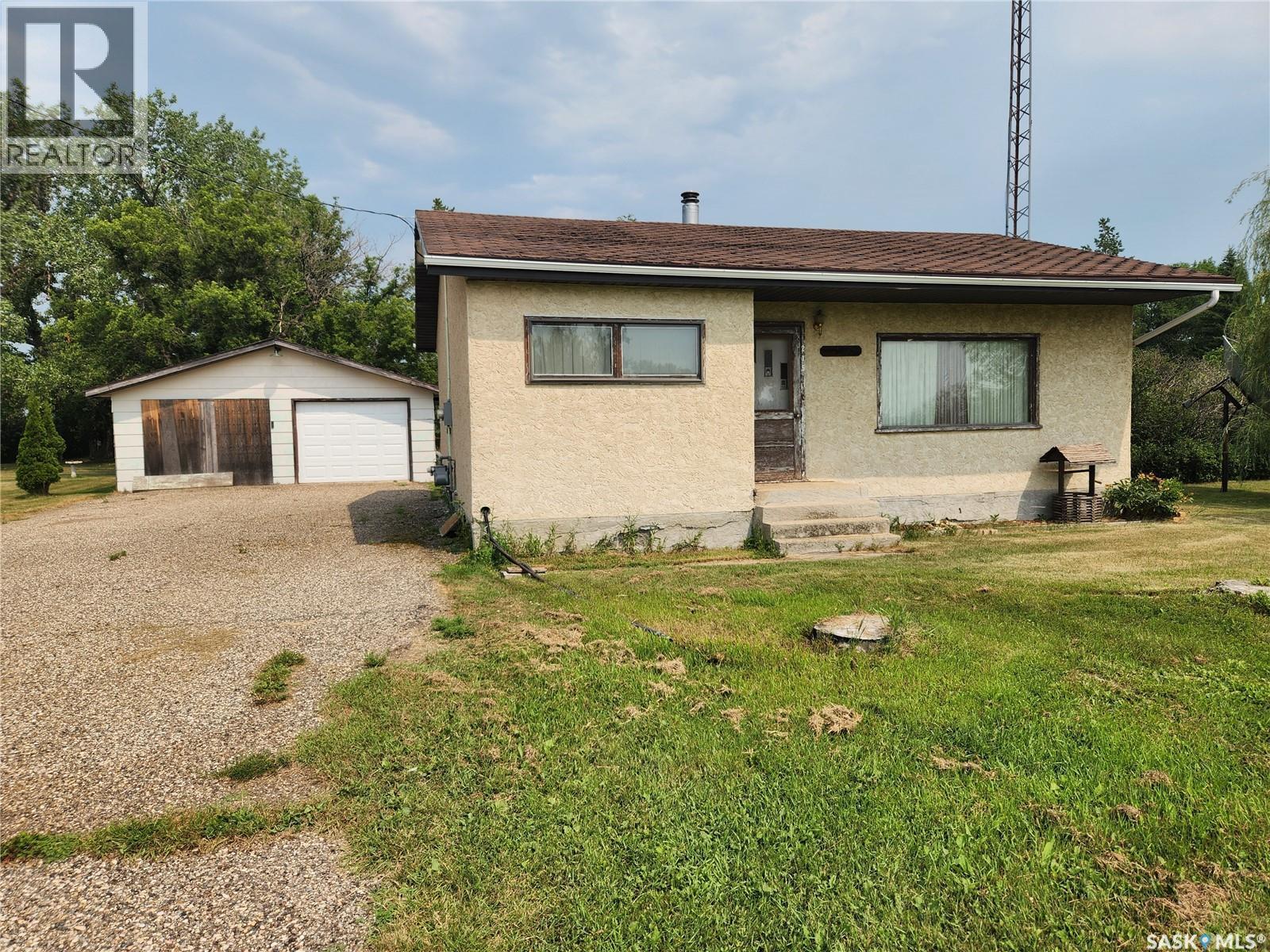215 Menzies Street, North Portal, SK - Outdoor