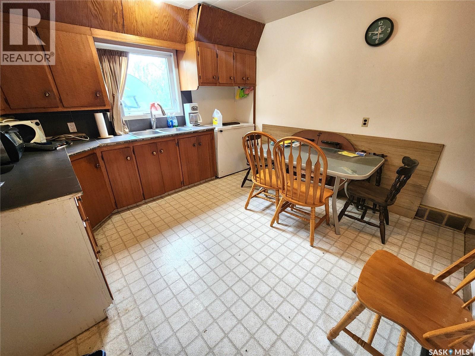 215 Menzies Street, North Portal, SK - Indoor