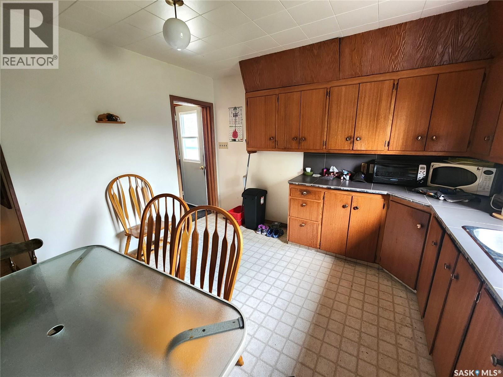 215 Menzies Street, North Portal, SK - Indoor Photo Showing Kitchen