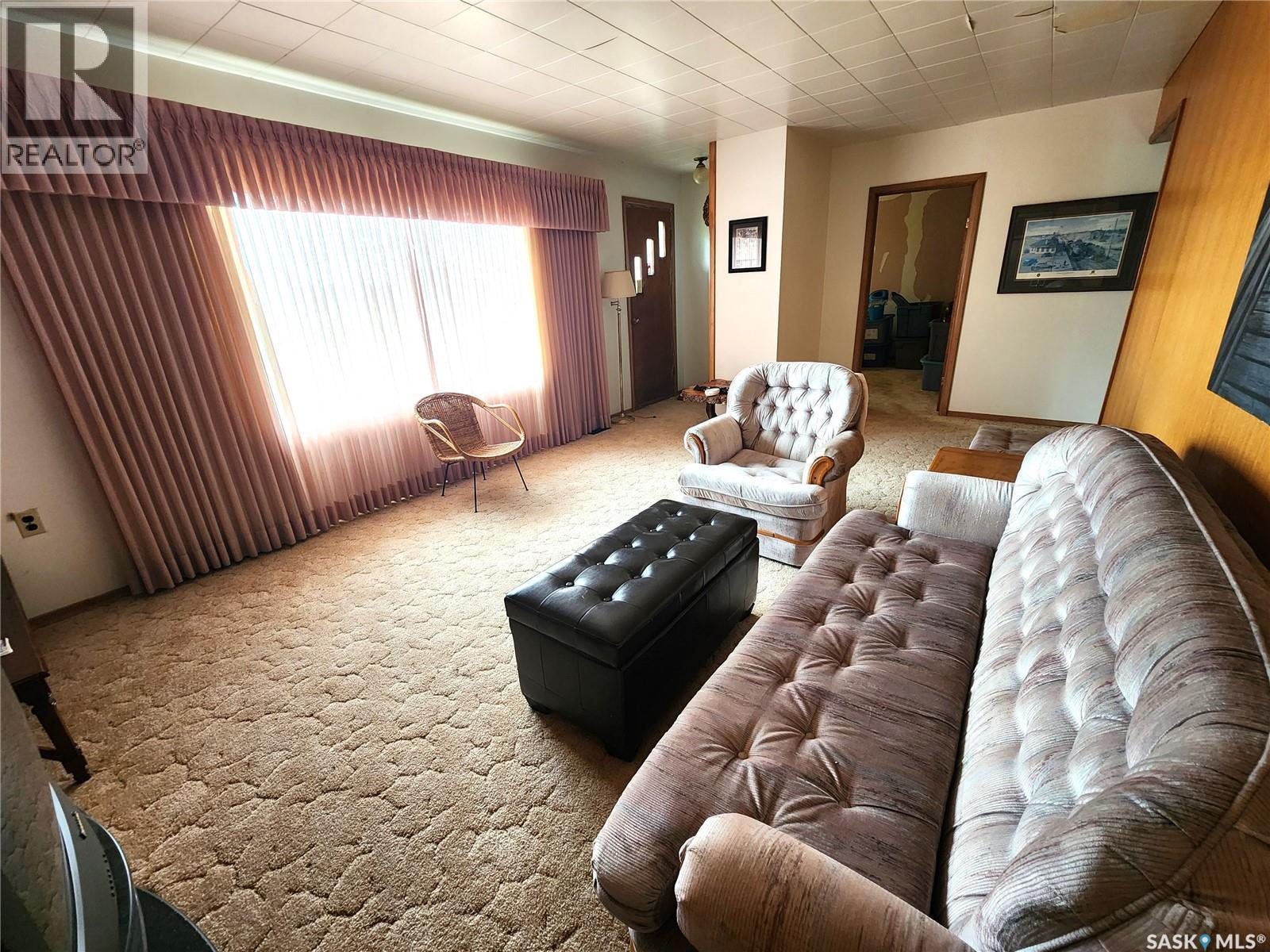 215 Menzies Street, North Portal, SK - Indoor Photo Showing Living Room