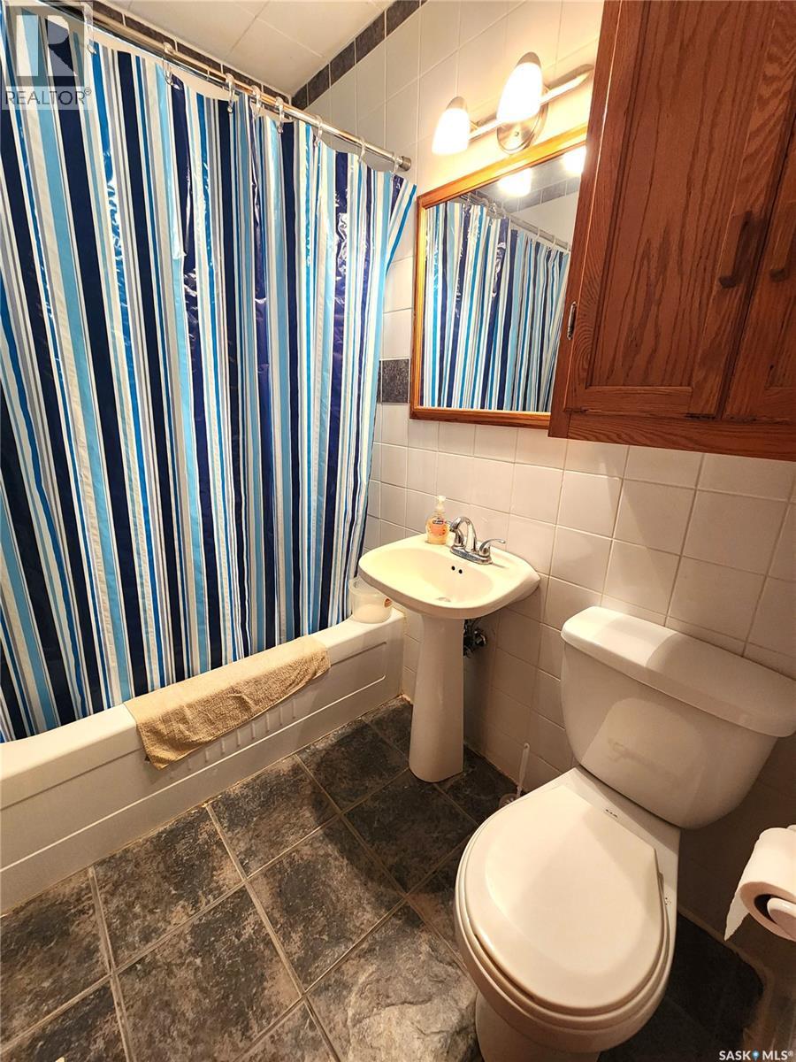 215 Menzies Street, North Portal, SK - Indoor Photo Showing Bathroom