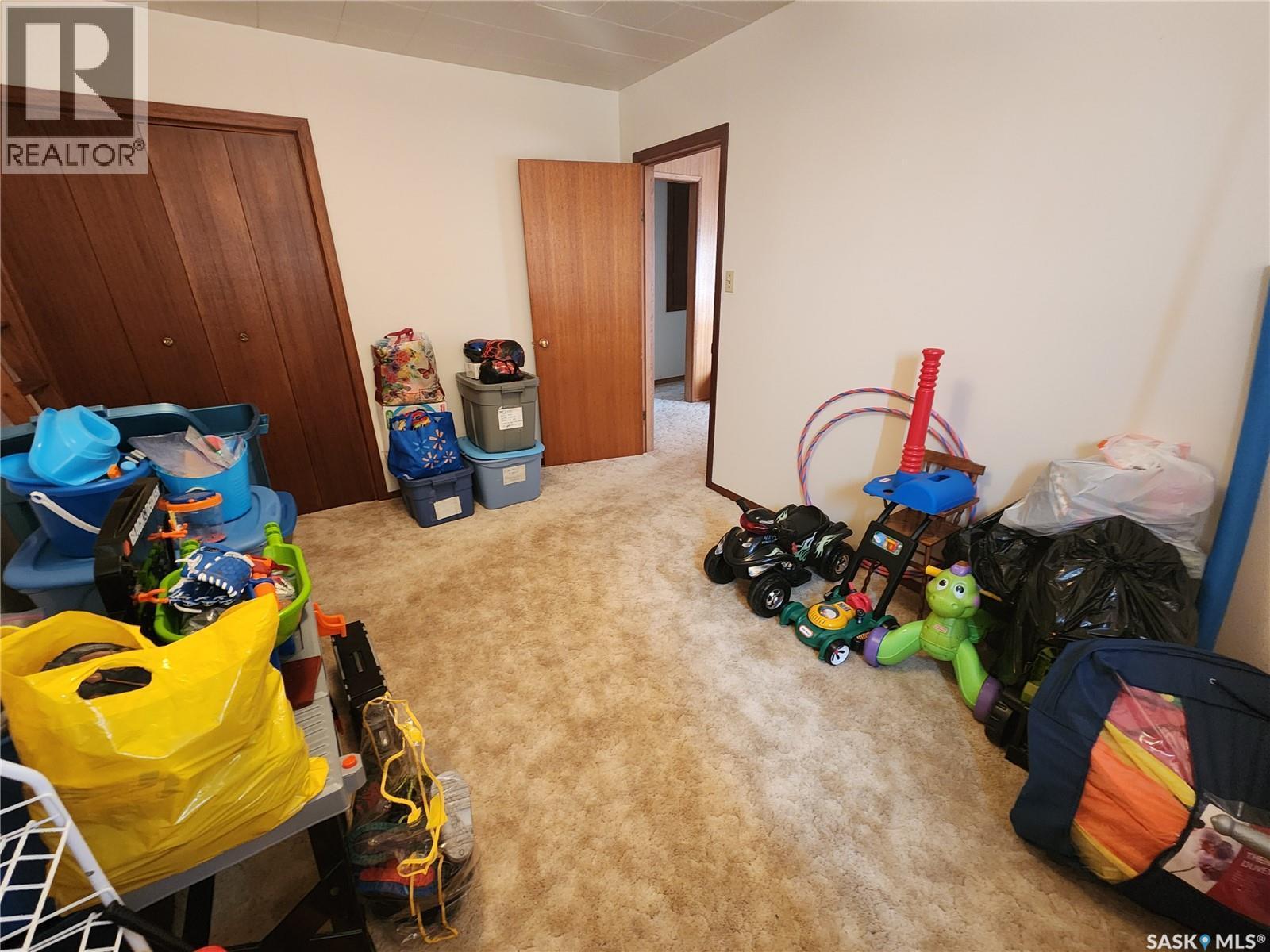 215 Menzies Street, North Portal, SK - Indoor