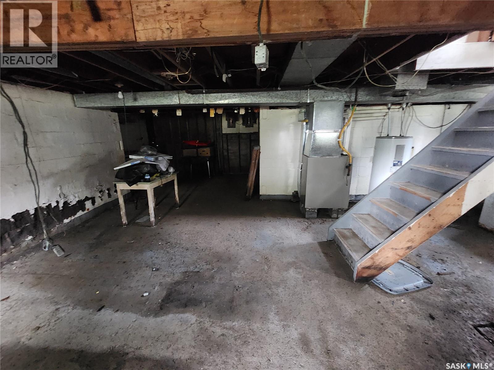 215 Menzies Street, North Portal, SK - Indoor