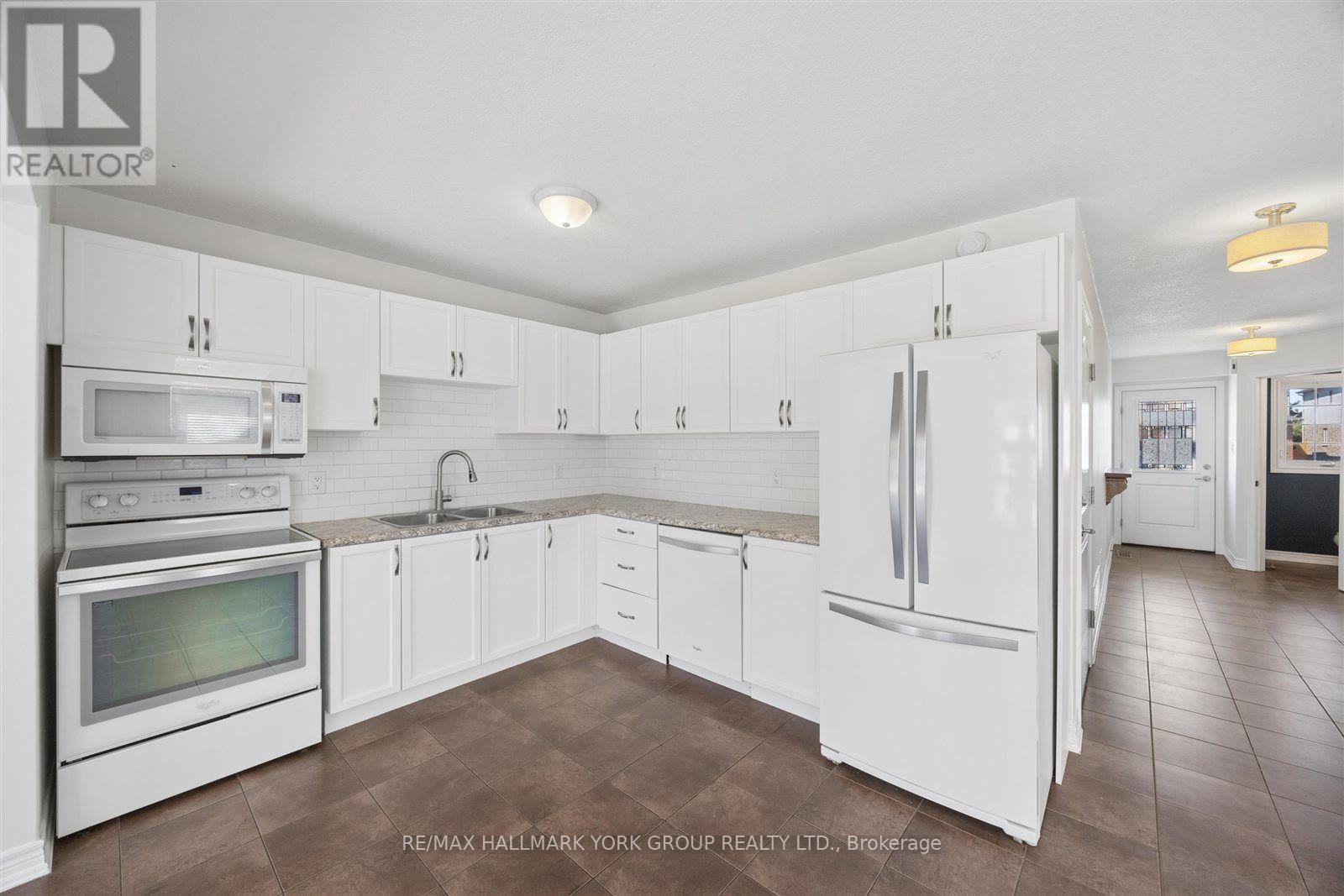 132 Banting Crescent, Essa, ON - Indoor Photo Showing Kitchen